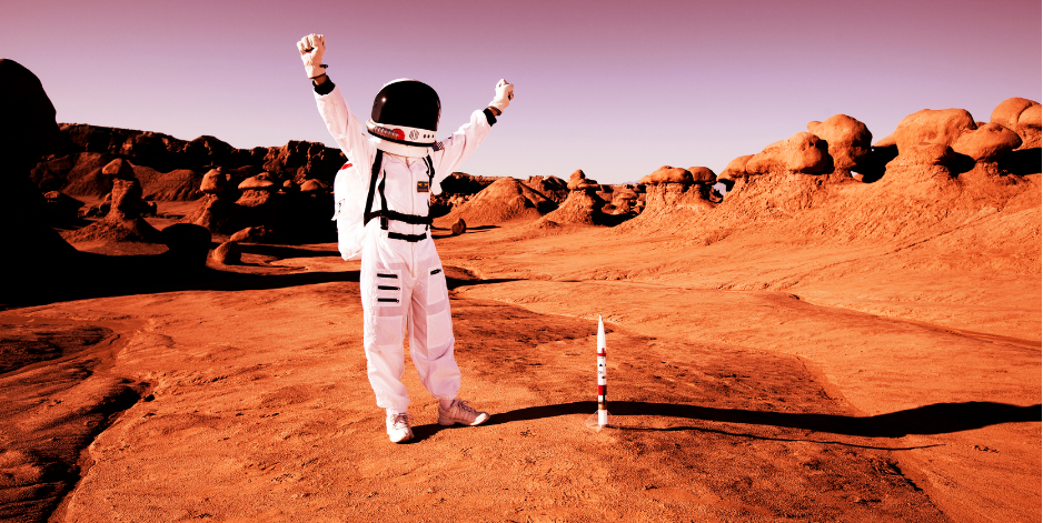 vision SDBcheck® Vision - Ein Astronaut steht jubelnd auf einem steinigen Feld und zündet eine Spielzeug-Rakete
